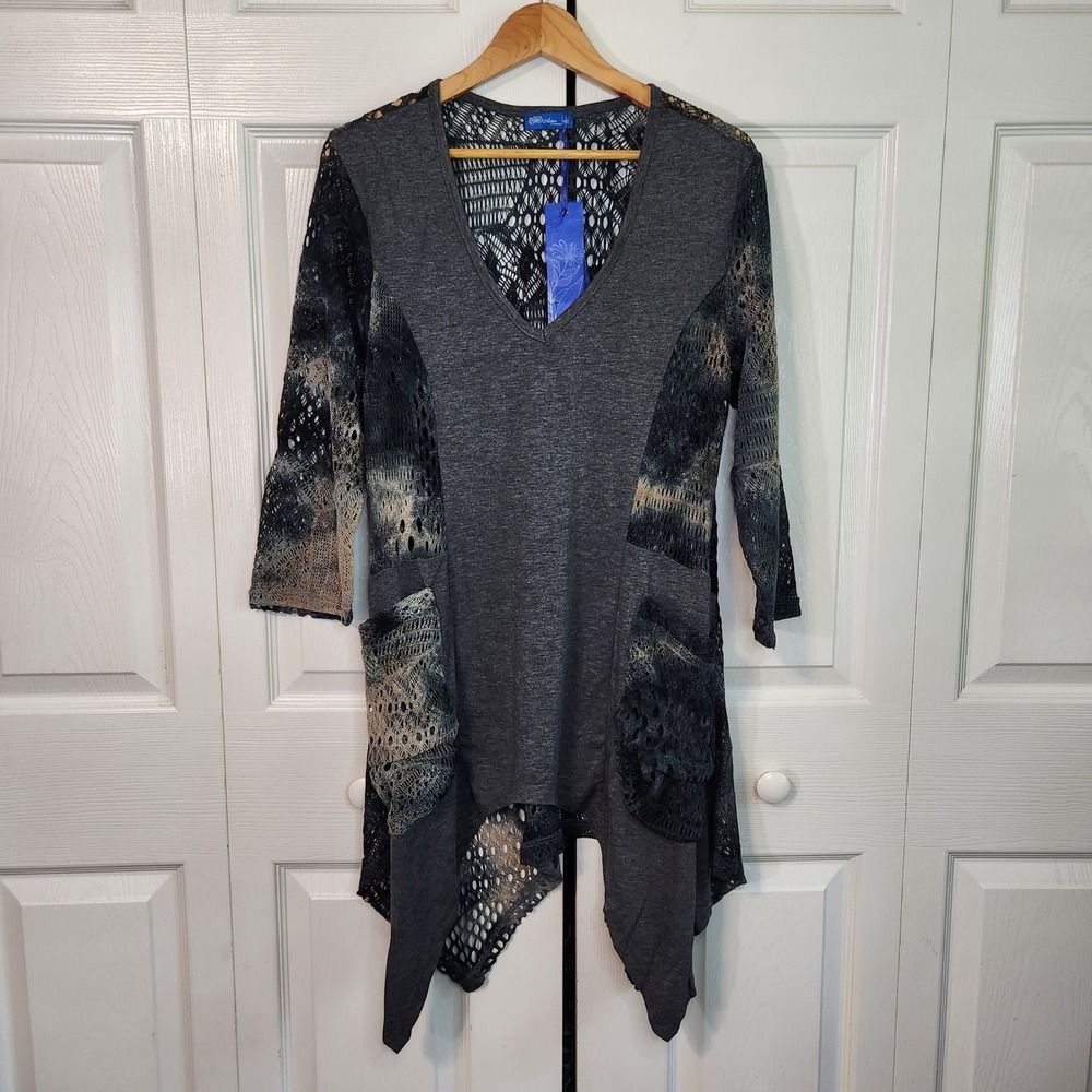 Aster by Firmiana Womens L Gray Crochet Mixed Media Sharkbite Tunic Top NWT‎